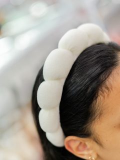 ☁️💖 Hay días en los que solo necesitas una rutina de skincare… y un headband demasiado cute. ✨Suavecitos, cómodos y con diseños que hacen que hasta desmaquillarte se vea más bonito. ¿Cuál sería el primero que te llevarías? 🫶#SkincareRoutine #Headband #SelfCare #BeautyEssentials #InkaAccesorios