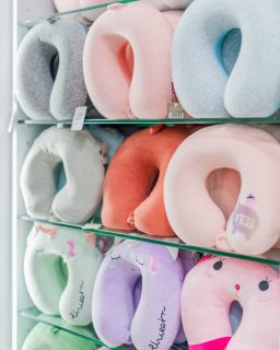 Porque descansar con flow sí se puede 😌✈️Almohadas de cuello con diseño para tus viajes, siestas y maratones de series.#InkaAccesorios #ViajerasConEstilo #TravelEssentials #DescansoPerfecto