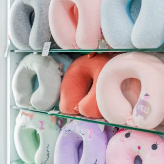 Porque descansar con flow sí se puede 😌✈️Almohadas de cuello con diseño para tus viajes, siestas y maratones de series.#InkaAccesorios #ViajerasConEstilo #TravelEssentials #DescansoPerfecto