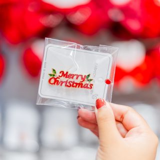 Pequeños, festivos y listos para darle un spark  a tu outfit. 🎄✨Nuestros pins vienen en diseños de arbolito, Santa y mensajes clásicos de la temporada.Cuéntanos: ¿cuál te pondrías primero para entrar en mood ?”#InkaAccesorios #PinsFestivos #DetallesQueHablan #MoodNavideño #InkaStyle #AccesoriosRD #SeasonFavorites
