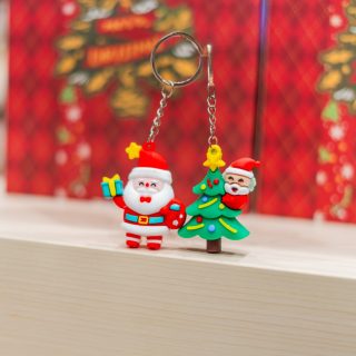 ¡Detalles pequeños y adorables para llevar la alegría de la Navidad a donde vayas.¿Eres más de Santa y el arbolito o del team Reno y Muñeco de Nieve? 👇🏽#meme #maquillaje #skincare #peluche #regalo #chica #explorepage #detalle #cuidadopersonal #gracioso