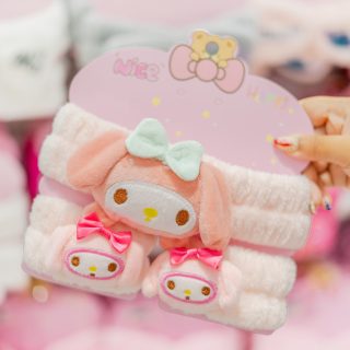 🎀💖 Tu rutina de skincare acaba de subir de nivel... y de ternura.
Este set de headband + muñequeras de My Melody es todo lo que necesitabas para consentirte con mucho estilo. ✨¿Quién más se lo pondría aunque no le toque skincare? 🤭#MyMelody #SkincareRoutine #SelfCare #KawaiiStyle #InkaAccesorios