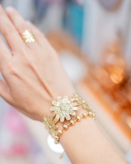 El detalle que lo completa todo. ✨Una pulcera que funciona con el outfit casual, el look de noche y todo lo que cae en el medio. De esas que te pones y ya no te quieres quitar.#Pulcera #AccesoriosDR #JoyeriaAccesible #OOTD #StyleDR