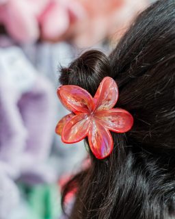 Un peinado sencillo + el accesorio ideal = el combo que nunca falla.Detalles florales que hacen que tu look se sienta fresco, femenino y con personalidad ✨#accesorios #ganchos #rd #regalo #pin #dorado #explorepage