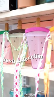 Presentamos nuestra nueva colección de termos: diseñados para acompañarte en cada paso, desde la oficina hasta tu lugar favorito en el mundo. 🌍💧¿Cuál de estos colores combina más con tu energía de hoy?#termo #agua #bottle #accesorios #cartera