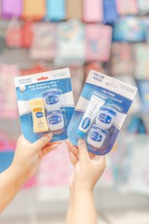 Hay básicos que simplemente resuelven 💗✨Estos kits de Vaseline son perfectos para mantener la piel y los labios hidratados, y lo mejor es que son súper prácticos para llevar contigo donde sea.Ahora dime… ¿cuál de los dos te llevas? 👀💙#labios #vaseline #cuidadocorporal #rd #skincare