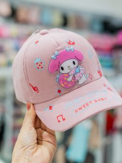 ✨ ¡Elige tu team! 💖¿Eres tan dulce como Cinnamoroll, tan tierna como My Melody o tan traviesa como Kuromi? 😈💫Llévate tu favorita (o las tres 👀) y completa tu look con el toque más cute. 🧢🎀#InkaAccesorios #SanrioStyle #MyMelody #Kuromi #Cinnamoroll #CuteVibes