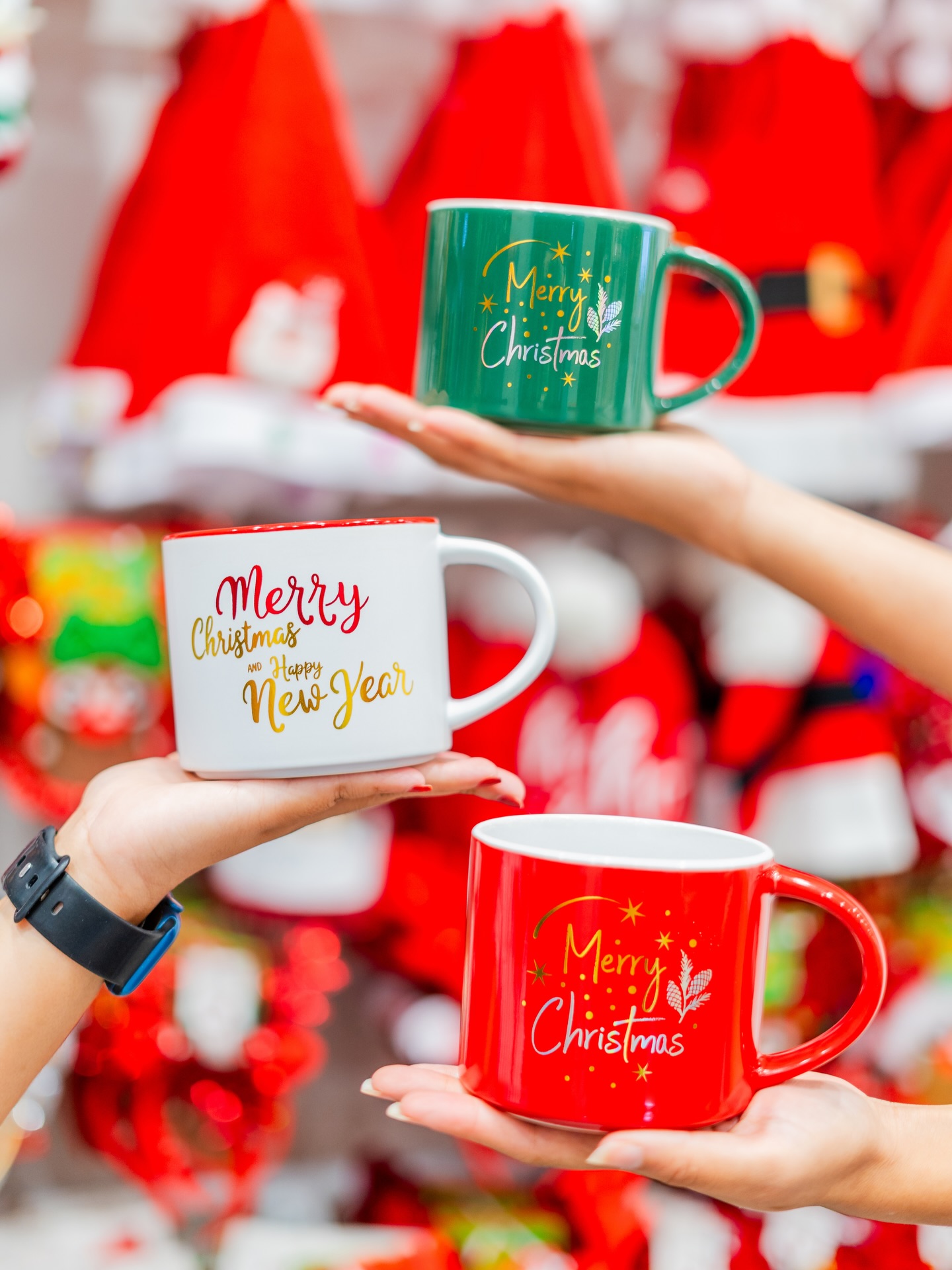 Entre tantas formas de celebrar, siempre hay una taza que se siente como ‘la tuya’. ☕✨Descubre nuestra colección festiva y encuentra la que te acompañará en todos tus momentos bonitos de la temporada.#InkaAccesorios #TazasFestivas #ColecciónNavideña #DetallesQueAbrazzan #AccesoriosRD #MomentosCalientitos #InkaHome #SeasonFavorites