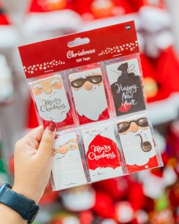 A veces, el detalle más pequeño es el que más dice. ✨
Nuestros gift tags festivos están listos para añadirle cariño extra a cada regalo.#InkaAccesorios #GiftTags #DetallesQueHablan #TemporadaFestiva #InkaDetalles #AccesoriosRD #WrappedWithLove