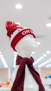 Oficialmente abrimos la temporada de gorros y bufandas que no necesitas, ¡pero que NECESITAS! 🤣Si eres de los que aman ponerse todo lo que grite Navidad, estos accesorios son para ti.#navidad #christmas #gorro #bello #RD #inka #regalo