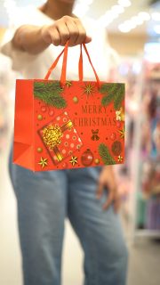 ✨ La presentación también es parte del regalo.En esta temporada, cada detalle suma: colores, texturas y esa magia que solo un buen empaque puede transmitir 🎁✨.#2025 #gift #accesorios #bolsade regalo #regalos #bolsas