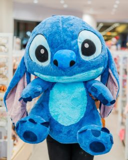 La sorpresa más tierna!¿a quién le regalarías este Stitch gigante o te lo quedarías tú? ¡Etiqueta a ese fan de Lilo & Stitch!#stitch #regalo #inkaaccesorios #inka
#splushie #peluche #cute