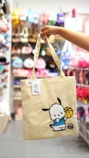 La vida puede ser caótica, pero tu tote puede ser cute 💕Diseños inspirados en personajes que amamos para acompañarte todos los días con estilo y personalidad ✨#bolsas #cute #cartera #accesorios #Samrio