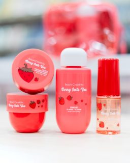 🍓🍒🍉 Tres kits, tres aromas, cero forma de elegir solo uno 😩💖
El combo perfecto para oler rico TODO el día.¿Cuál va contigo: frutal dulce o más fresh? 👀#BodyCareRD #RegalosBonitos #AromaDelicioso #BeautySets #InkaAccesorios