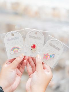 Estos pins de BFF son el detallito perfecto para regalar, coleccionar o usar juntas.Pequeños, cute y llenos de personalidad.Pásate por Inka y encuentra el que te represente a ti y a tu bestie. 💕#Inka#Regalo #BFFVibes #pins #Accesorios
