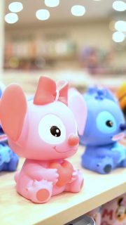 💙✨ Stitch ahora también cuida tus ahorros 😌
Las nuevas alcancías llegaron demasiado cute como para escoger solo una 😭💸#StitchLover #CuteThings #AlcanciasRD #DisneyFans #InkaAccesorios