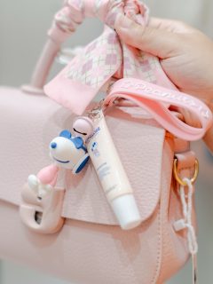 🎀 Una cartera rosadita ya es cute… pero con un Snoopy colgando, se fue de control. 🐶💗El accesorio que no sabías que necesitabas hasta que lo viste. 👀✨¿Le pondrías este charm a tu cartera? 👜👇#SnoopyLovers #BagCharms #AccesoriosCute #CuteThings #InkaAccesorios