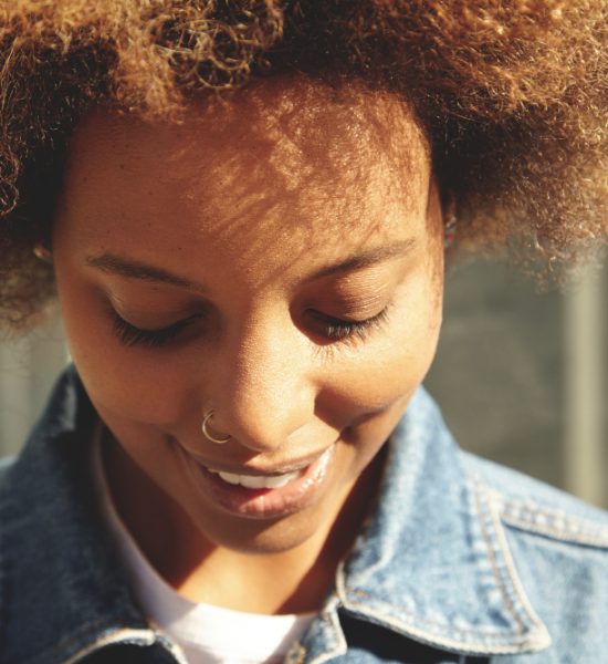 chica afro con piercing