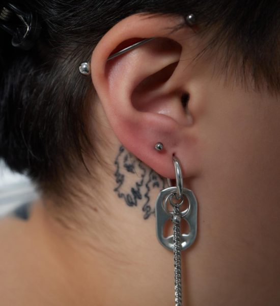 chico con piercing y tatto