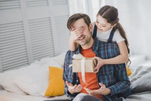 fathers-day-concept-with-daughter-covering-fathers-eyes_23-2147805585 dia del padre