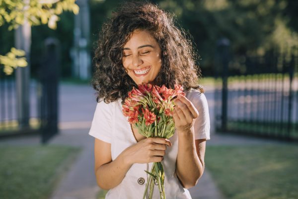 mujer con flores