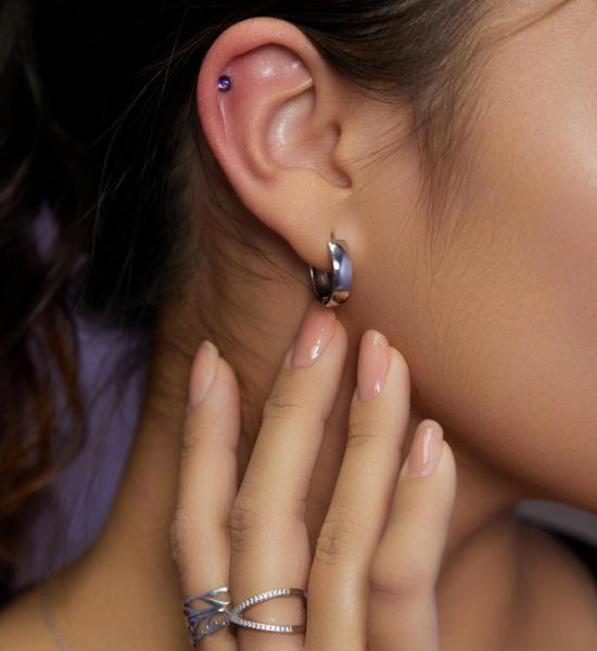 oreja con piercing discreto
